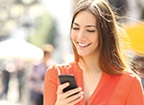 ragazza con cellulare in mano